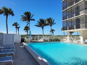 Alberca al aire libre y alberca climatizada