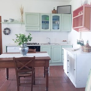 Fridge, microwave, oven, stovetop - CHARMING DETACHED VILLA WITH A LARGE GARDEN, PRIVATE POOL AND STUNNING VIEW (Empoli)