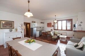 Televisión, chimenea, tenis de mesa y libros 