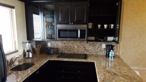 Réfrigérateur, micro-ondes, plaque de cuisson, lave-vaisselle