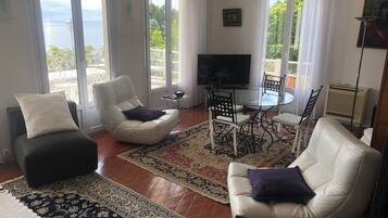 Smart-tv, een dvd-speler, boeken en een stereo