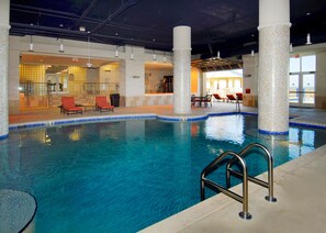 Una piscina cubierta, una piscina al aire libre