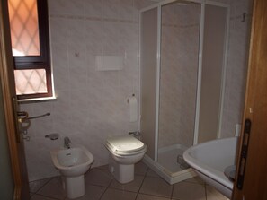 Shower, hair dryer, bidet, towels - Sardinia Dream, Apartment 3 (San Teodoro, Sardegna)