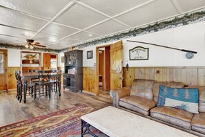 Casa, varias camas, hidromasaje, vista a la playa (149) | Área de sala de estar | Chimenea