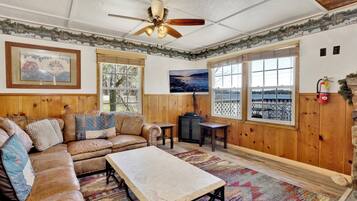 Casa, varias camas, hidromasaje, vista a la playa (149) | Área de sala de estar | Chimenea