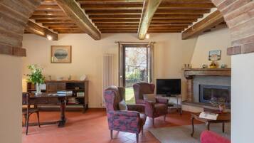 Fernseher, Kamin, DVD-Player, Tischfußball