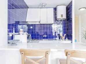 Réfrigérateur, micro-ondes, batterie de cuisine, vaisselle et ustensiles