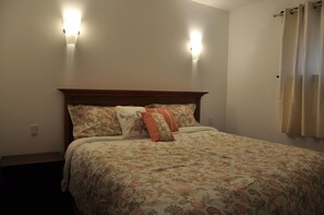 1 bedroom, desk, iron/ironing board, free WiFi - A luxury suite at Stratford's Ambassador Inn Next Door  (Stratford)