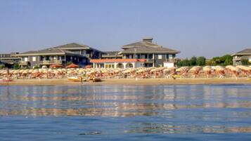 Una spiaggia nelle vicinanze