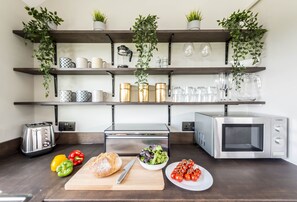 Refrigerador, microondas, horno y parrilla de estufa