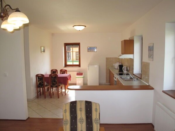 Refrigerador, microondas, horno y utensilios de cocina