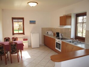 Kühlschrank, Mikrowelle, Ofen, Kochgeschirr/Geschirr/Besteck