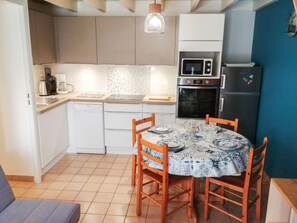 Een koelkast, een microgolfoven, een oven, een vaatwasser