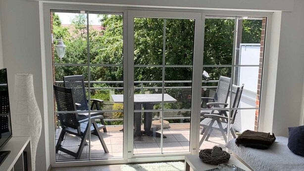 Een moderne woonkamer met een schuifdeur naar een buiten terras.