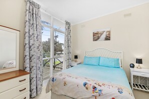 3 bedrooms, iron/ironing board - Bright & Airy & Close to Everything (Anglesea)