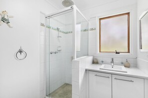 Shower - Bright & Airy & Close to Everything (Anglesea)