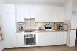 Kühlschrank, Ofen, Geschirrspüler, Wasserkocher mit Kaffee-/Teezubehör