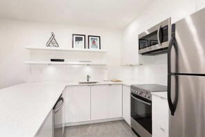Refrigerador, microondas, horno y parrilla de estufa