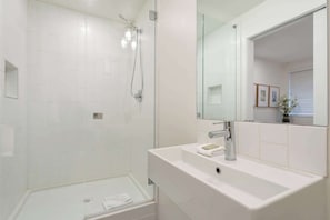 Douche, sĂšche-cheveux, serviettes fournies, shampoing