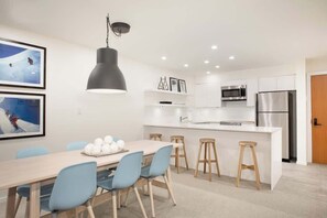 Dining - Whistler village condo w/ private hot tub (Whistler)