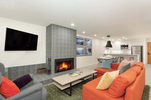 Fernseher, Kamin, Arbeitsbereiche