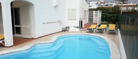 Piscina all'aperto, una piscina riscaldata