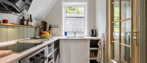 Jääkaappi, uuni, liesi, kahvin-/teenkeitin