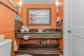 Ensemble douche/baignoire, sèche-cheveux, serviettes fournies