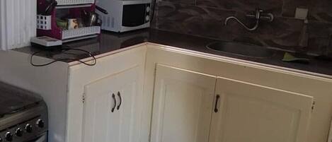 Fridge, oven, stovetop, coffee/tea maker