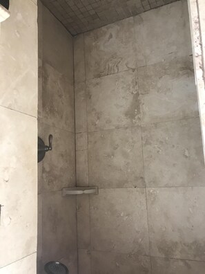 Haartrockner, Handtücher, Seife, Toilettenpapier