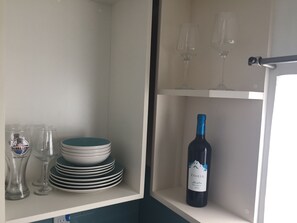 Een koelkast, een magnetron, een kookplaat