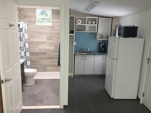 Een koelkast, een magnetron, een kookplaat