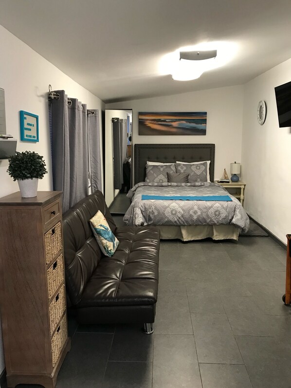 1 slaapkamer, een bureau, een strijkplank/strijkijzer, wifi