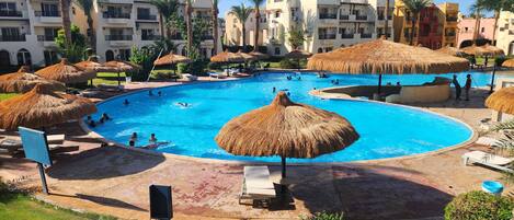 Una piscina al aire libre