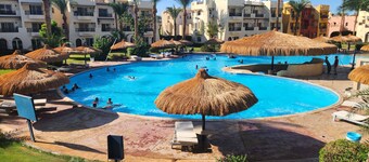 2 værelses ny lejlighed, den leveres med privat swimmingpool og gratis til stranden