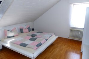3 bedrooms, desk, WiFi, bed sheets - Apartment Wörth with a great view - Apartment in Wörth with a view (Wörth am Rhein)