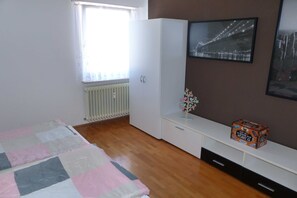 3 bedrooms, desk, WiFi, bed sheets
