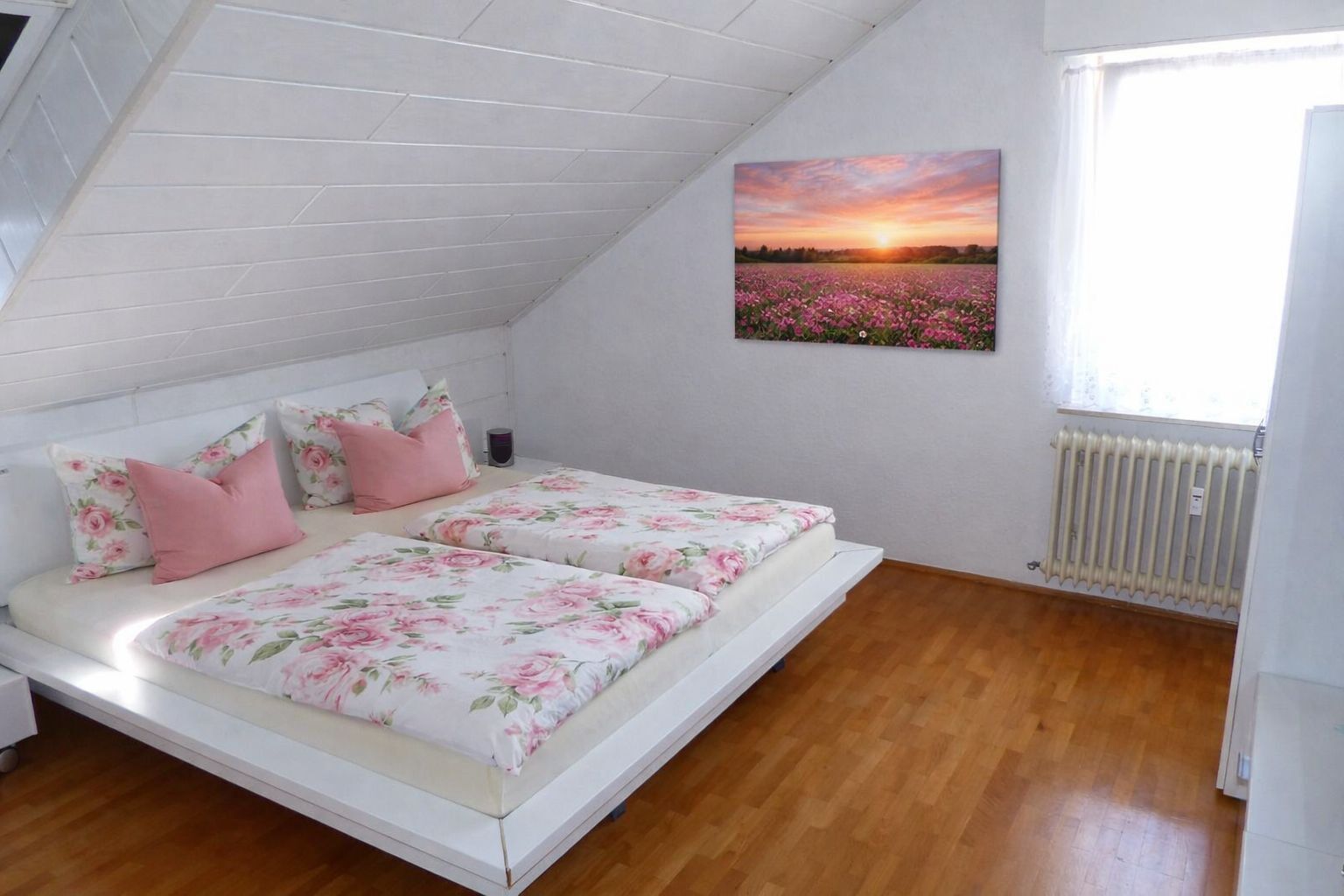 3 bedrooms, desk, WiFi, bed sheets