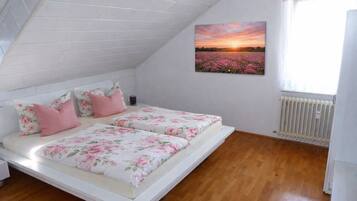 3 bedrooms, desk, WiFi, bed sheets