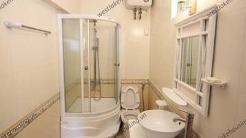 Sèche-cheveux, savon, shampoing, papier toilette