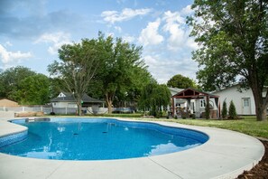 Outdoor pool - Beautiful & relaxed detached Mother-in-Law suite. Close to I80 & Fairgrounds (Grand Island)
