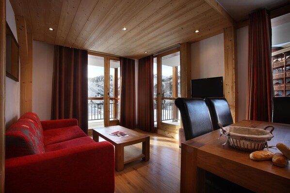 Living area - Wifi, 50m from resort center, fitness, swimming pool, sauna, hammam, balcony, tv, ski locker, 120m² (Les Arcs)