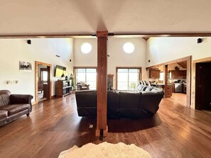 Televisión, chimenea, reproductor de DVD, futbolito