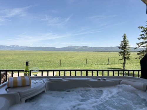 23 MI to YNP | Hot Tub | Golf Course |Luxury Lodge