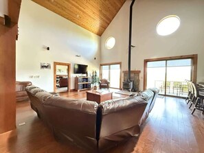 Televisión, chimenea, reproductor de DVD, futbolito