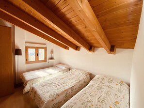3 bedrooms, travel cot, WiFi