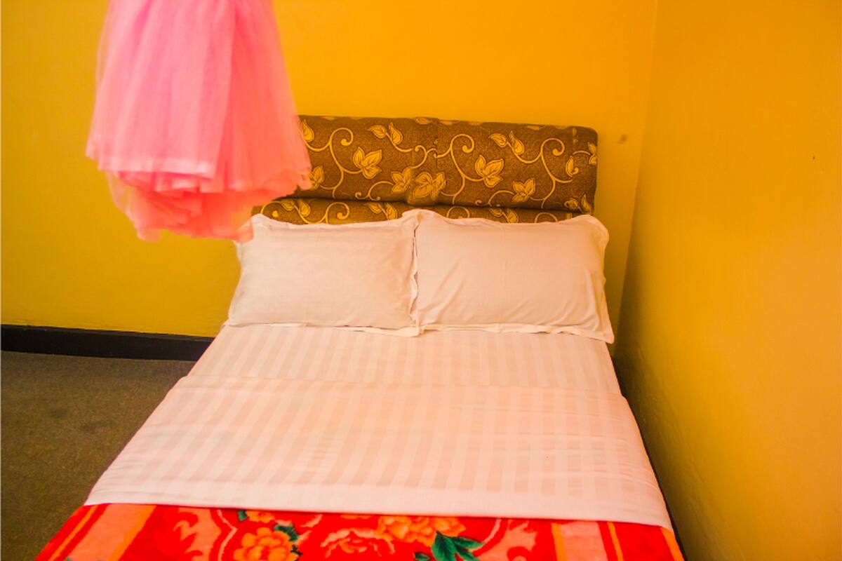 Eenpersoonskamer | 3 slaapkamers, een bureau, beddengoed