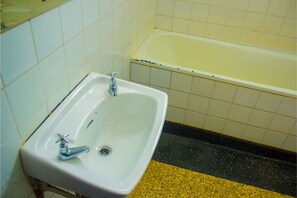 Een douche, een regendouche, gratis toiletartikelen, pantoffels
