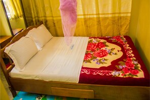 3 slaapkamers, een bureau, beddengoed