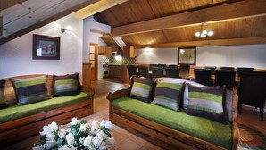 Una habitación acogedora con muebles de madera, comedor y cocina.